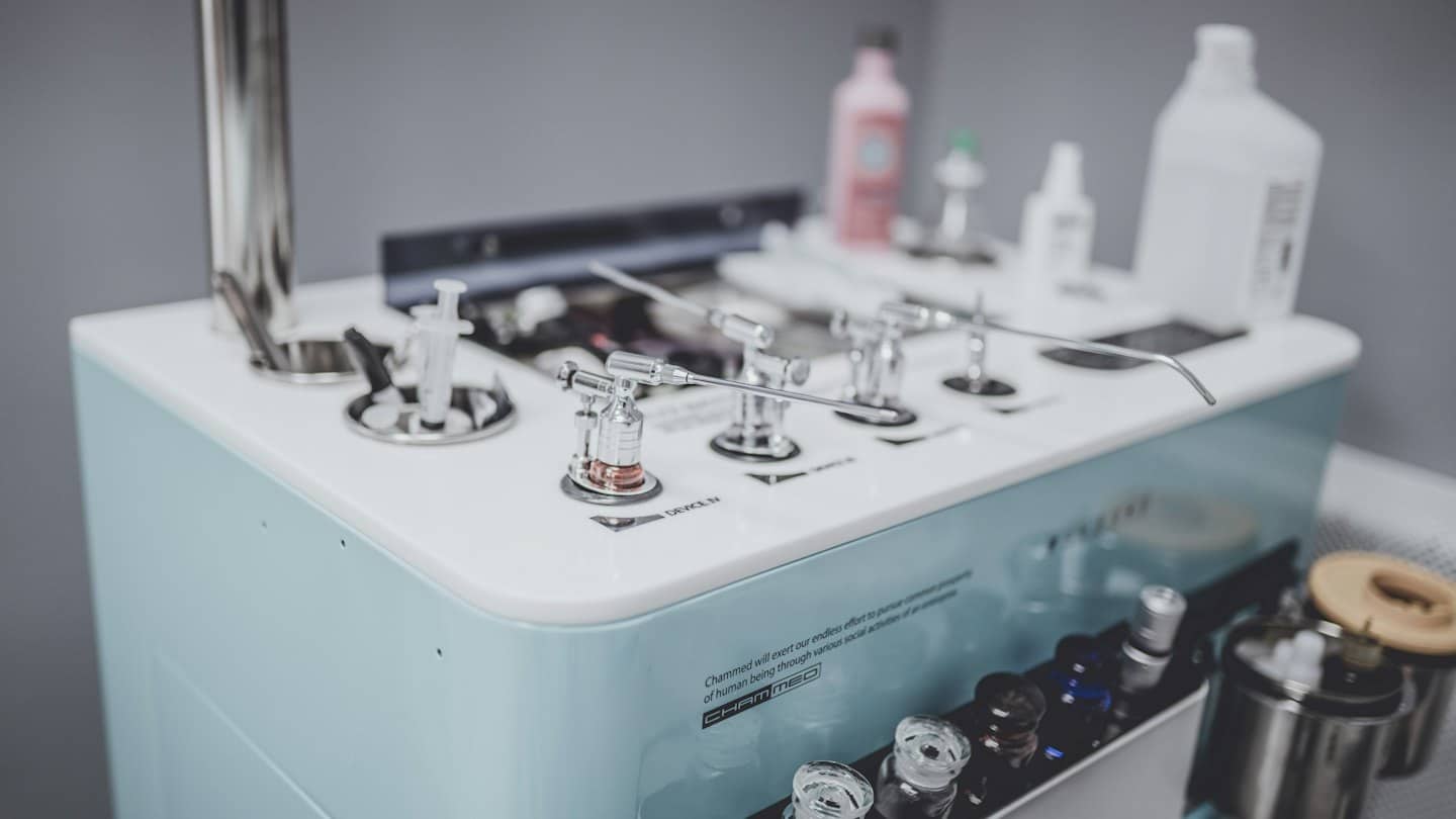 Moderne HNO-Praxiseinrichtung mit Instrumenten aus Chrom.